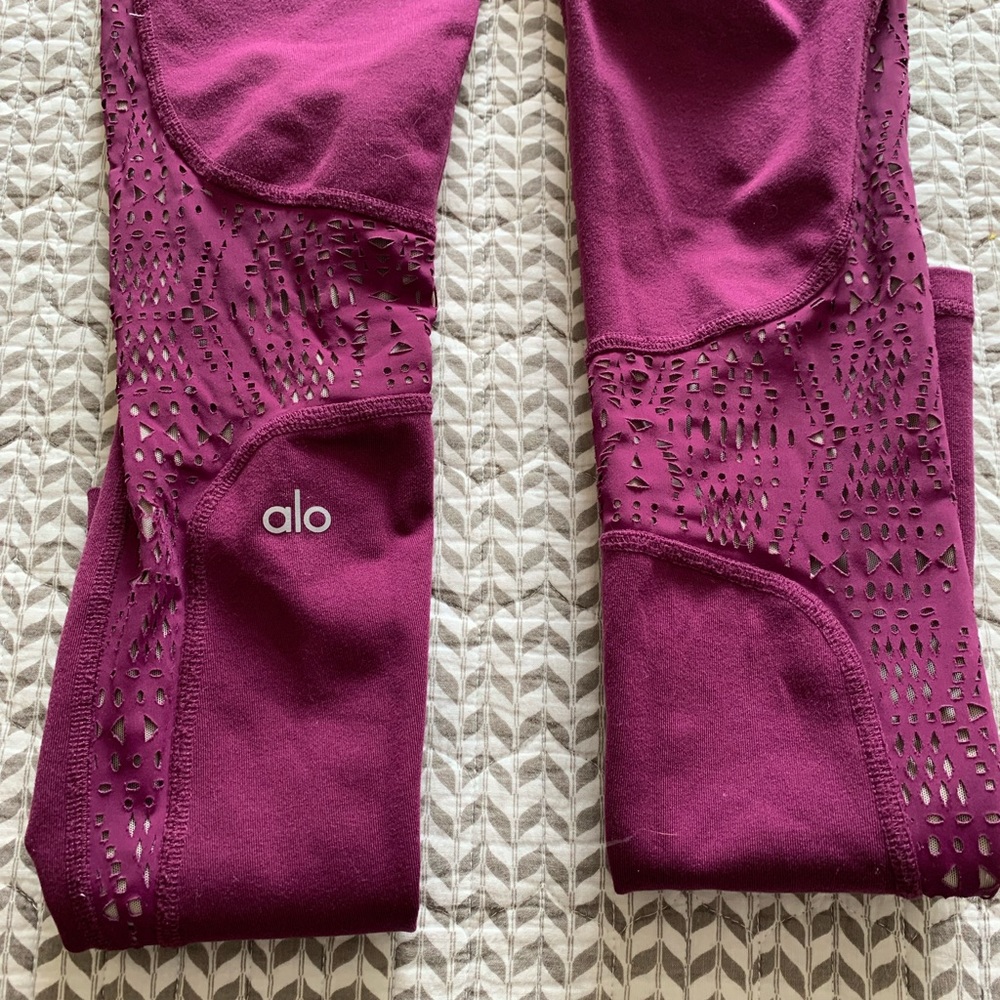Alo Yoga cutout leggings in raspberry